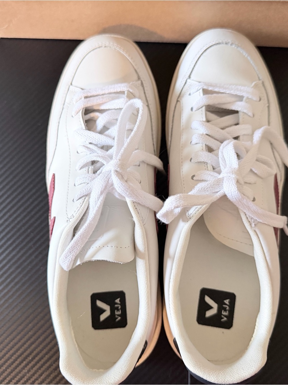 Veja V12 Sneakers - Picture 2 of 5